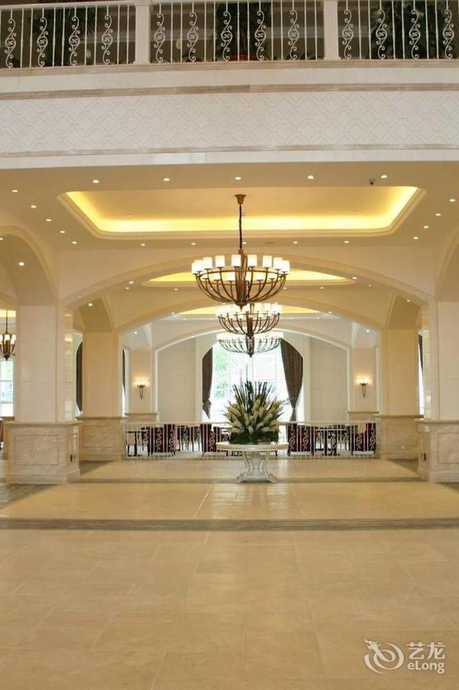Blue Sky Hotel Yantai Esterno foto